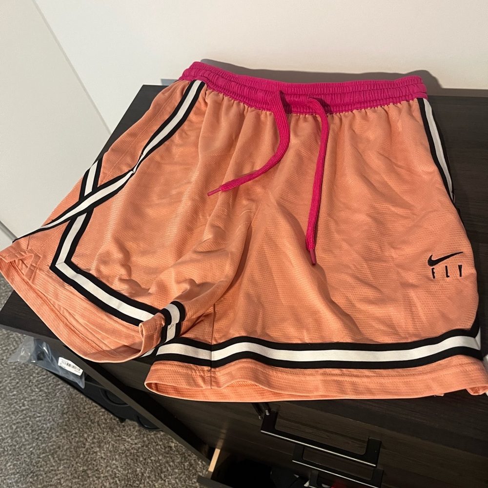 Nike Women's Fly Crossover
Basketball Shorts size large peach/ pink